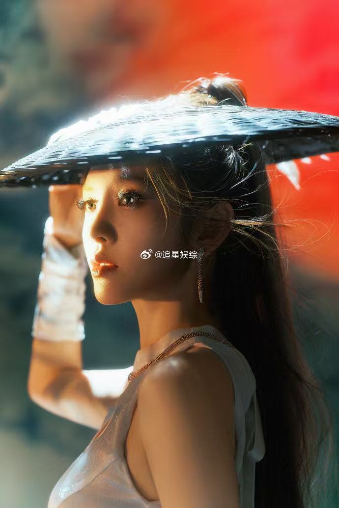 唐艺昕江湖侠女造型  乘风总决赛唐艺昕这波造型满分！往日的甜妹变江湖侠女，又美又