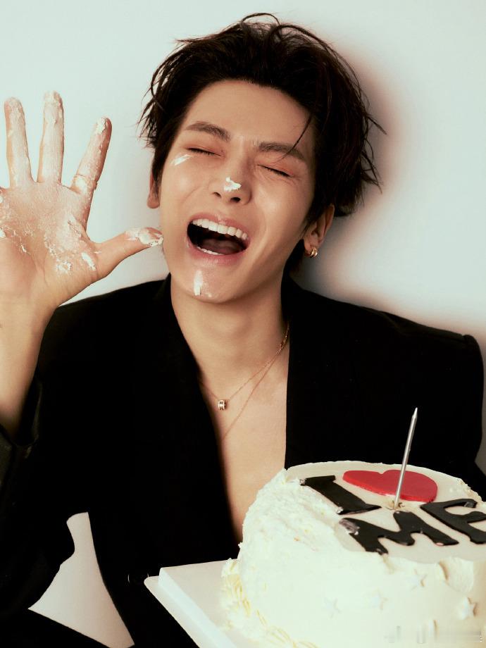 侯明昊爱自己生日文案侯明昊生日自拍九宫格0803生辰上线侯明昊自拍九宫格，镜头下