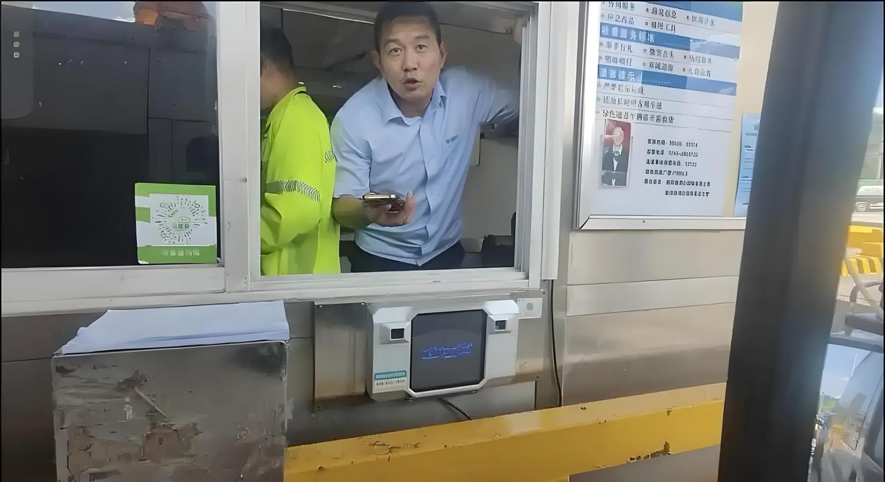 湖南怀化蓝天救援队从广西贵港救灾返程，在收费站下高速时准备缴费，没想到工作人员直