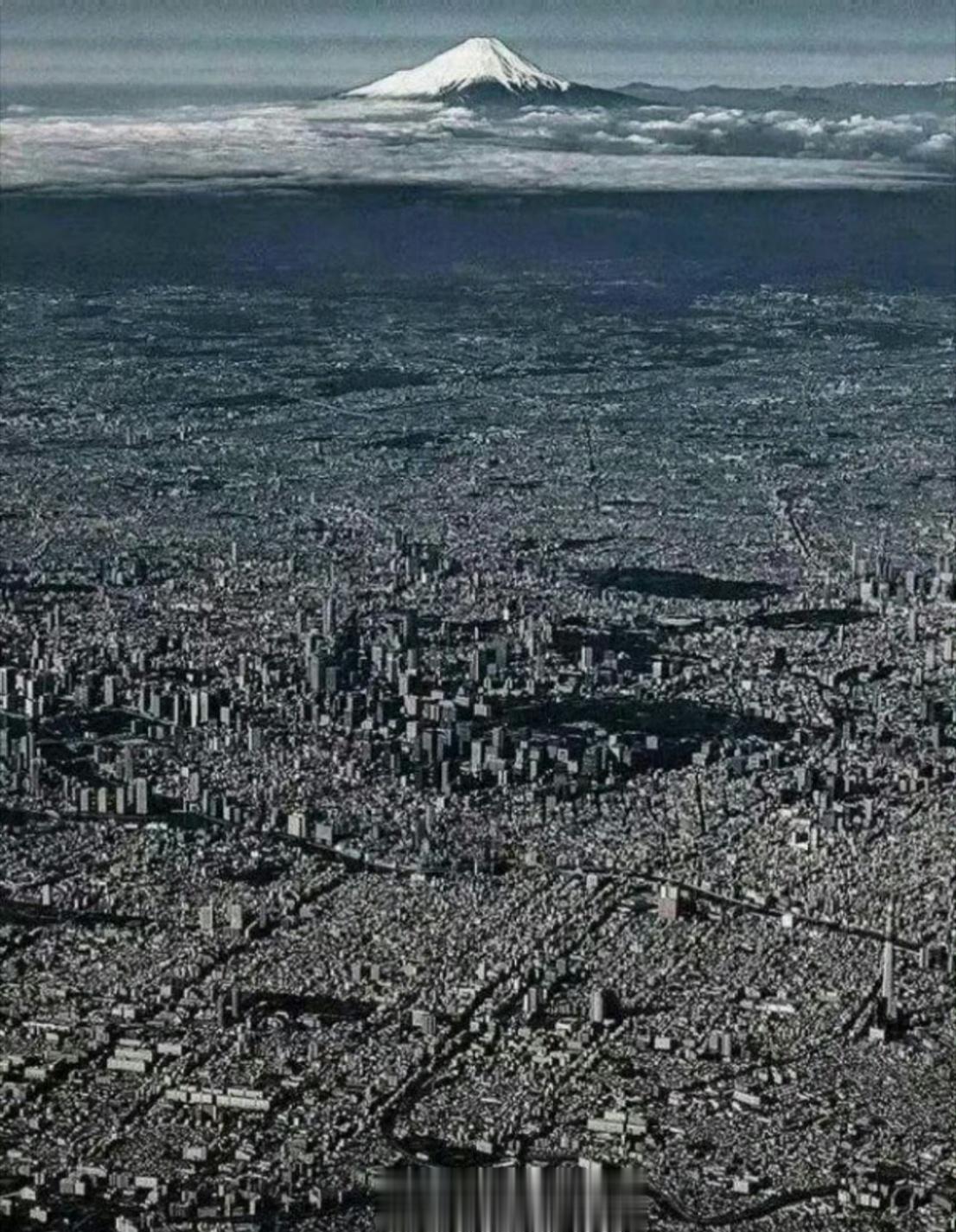 #三场台风正在接近日本#台风，也有可能引起火山爆发吧？小日本，你们真的快了！[蜡