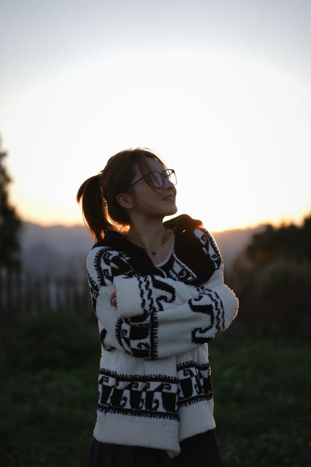 窗外的晚风正卷着最后一缕晚霞，像极了我每次见你时，心头翻涌的温柔。我总觉得，语言