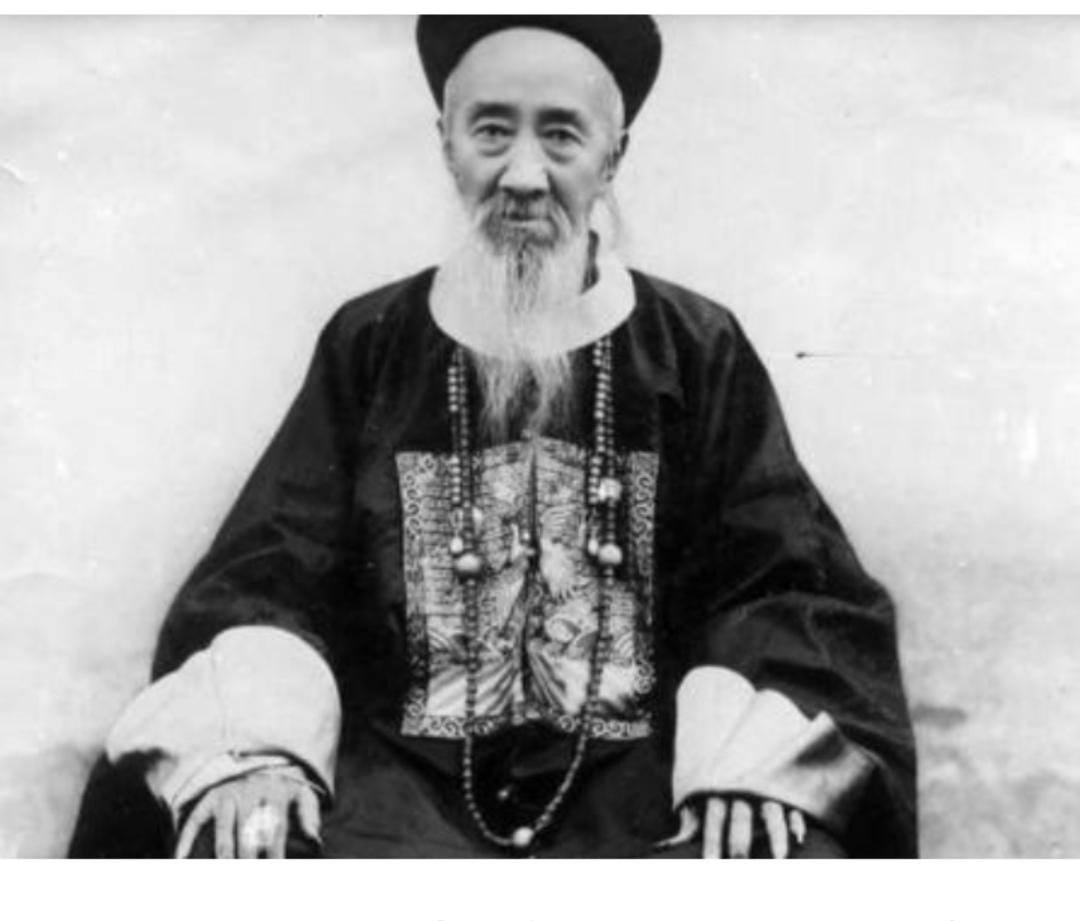 1889年，广州。

两广总督张之洞，正对着一份电报眉头紧锁。电报是他在英国的好