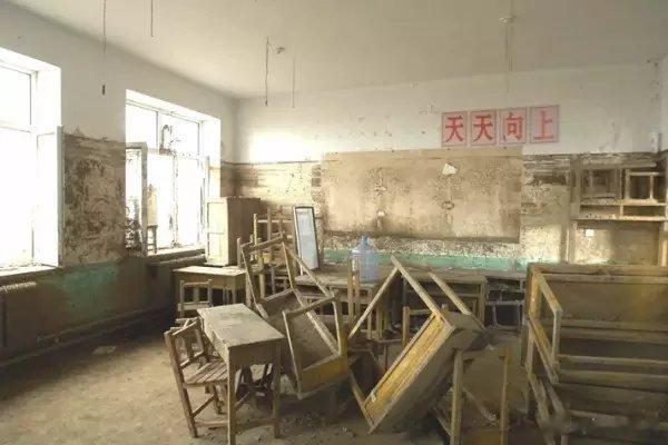 2005年沙兰镇水灾后的教室 