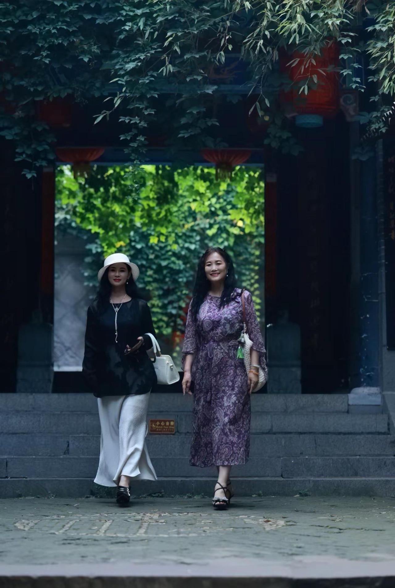 八月以此清嘉,敬岁月悠长……福不唐捐,香远益清。八月的真谛,在于深知:步步生莲,