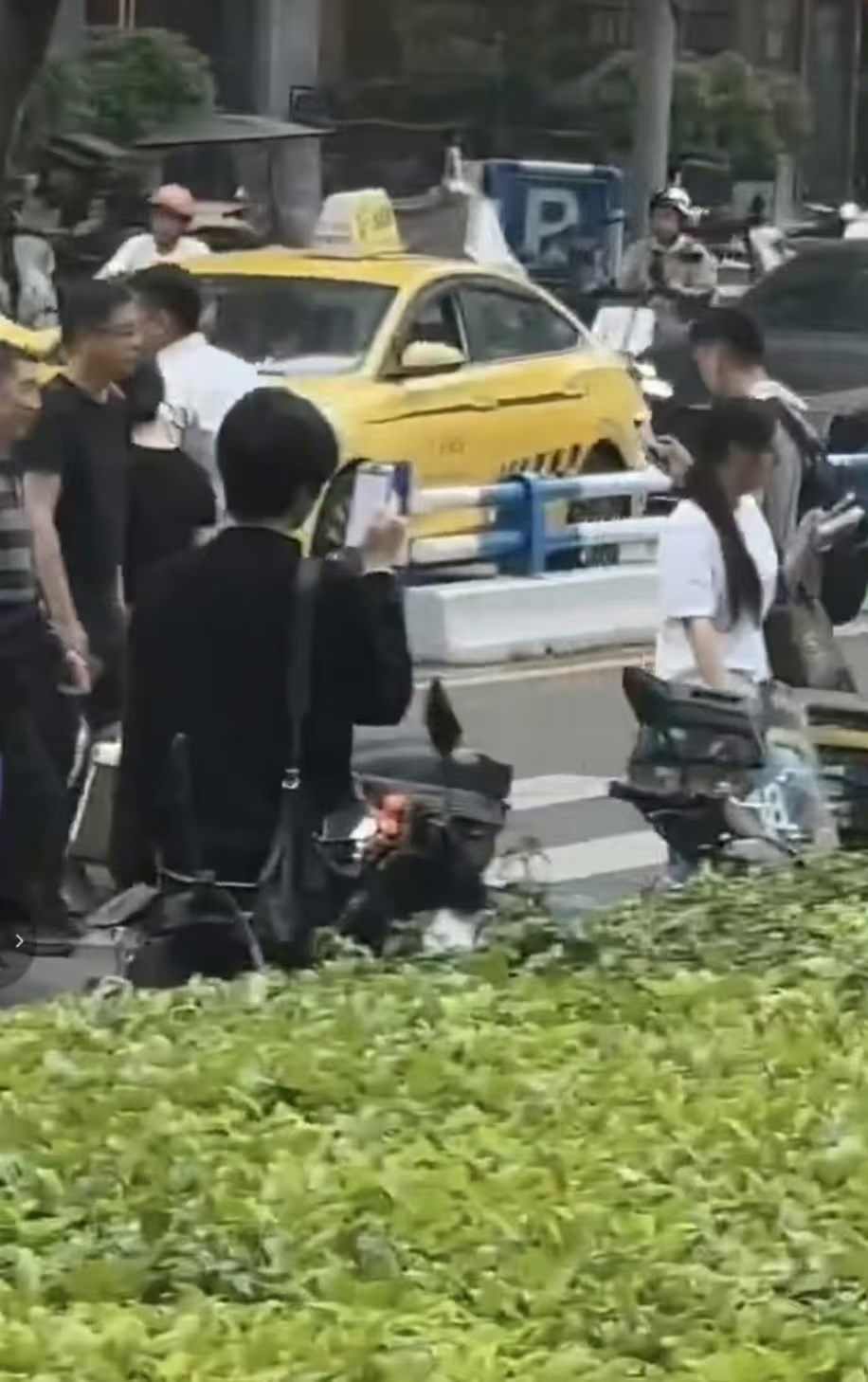 王橹杰看似反拍实则在打车 举着手机对着马路晃了半天，私生以为在拍她们，其实他在滴