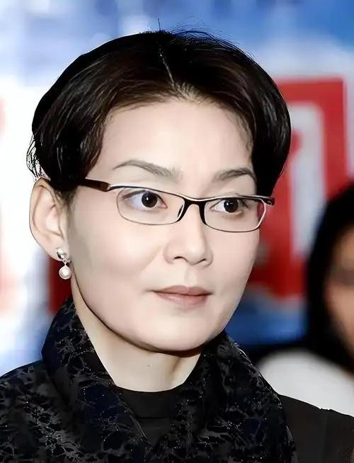 潘虹缓缓说道：“如今我已步入古稀之年，早已褪去半生繁华，72岁的我每日还要在凌晨