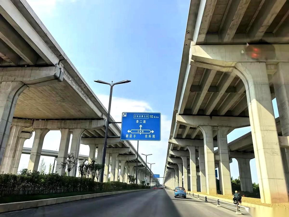 成金青快速路，通了。
以前青白江人去趟市区，脑子里那根弦先得绷紧。路线图上，一个