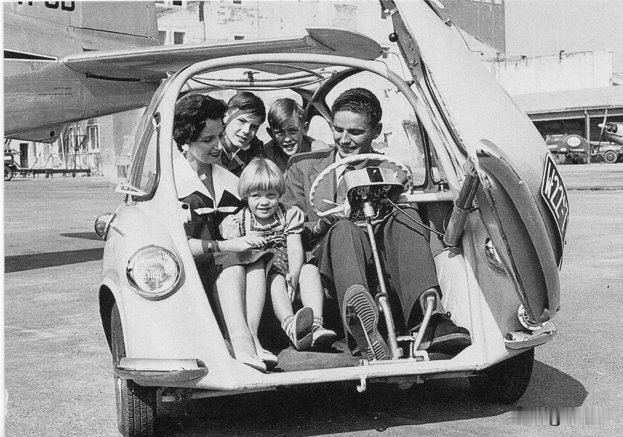 这辆车是亨克尔·卡宾 (Heinkel Kabine)。 德国航空器制造商亨克尔