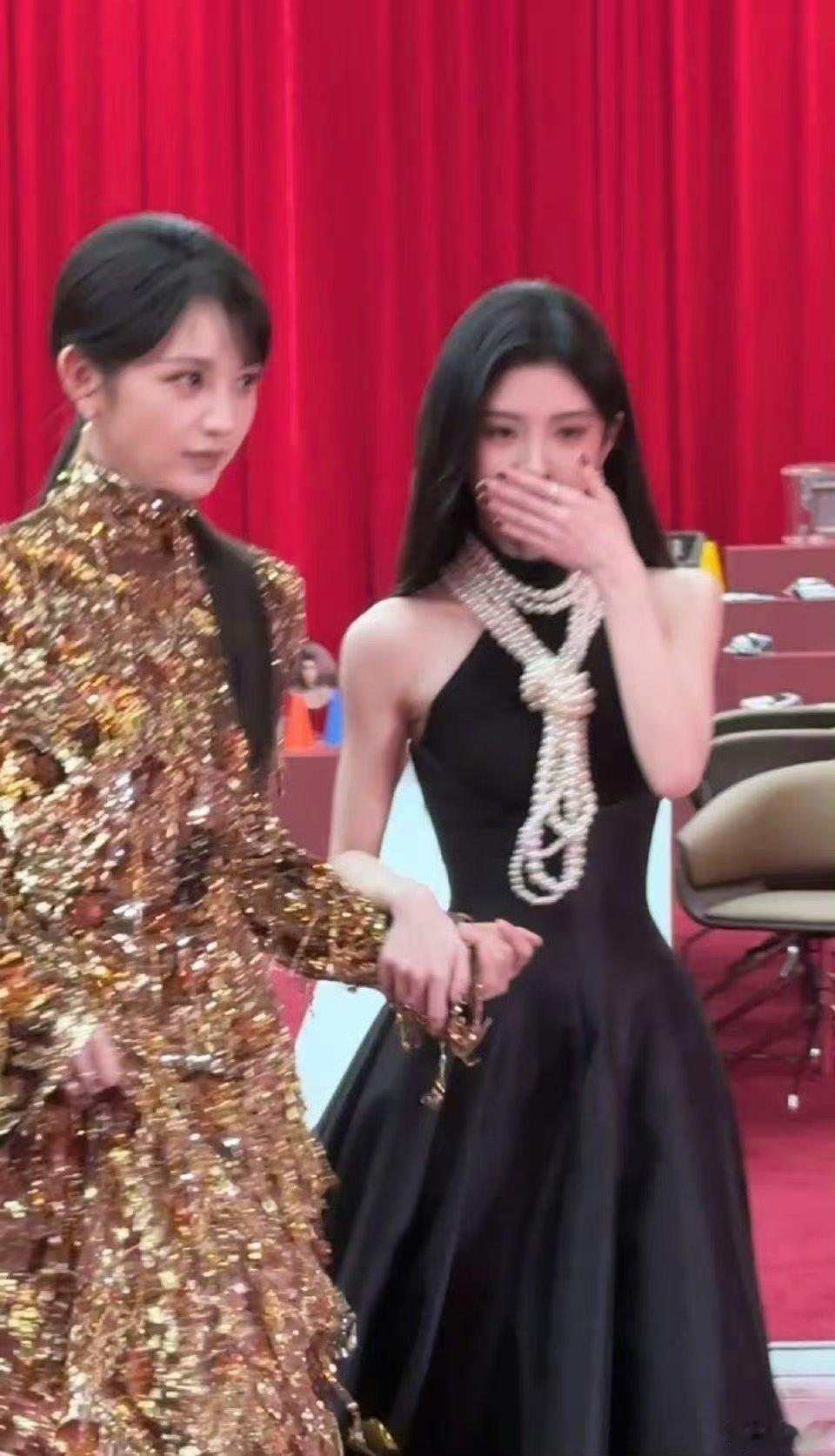 好完美的两张脸美女配美女就是如此养眼🥰 