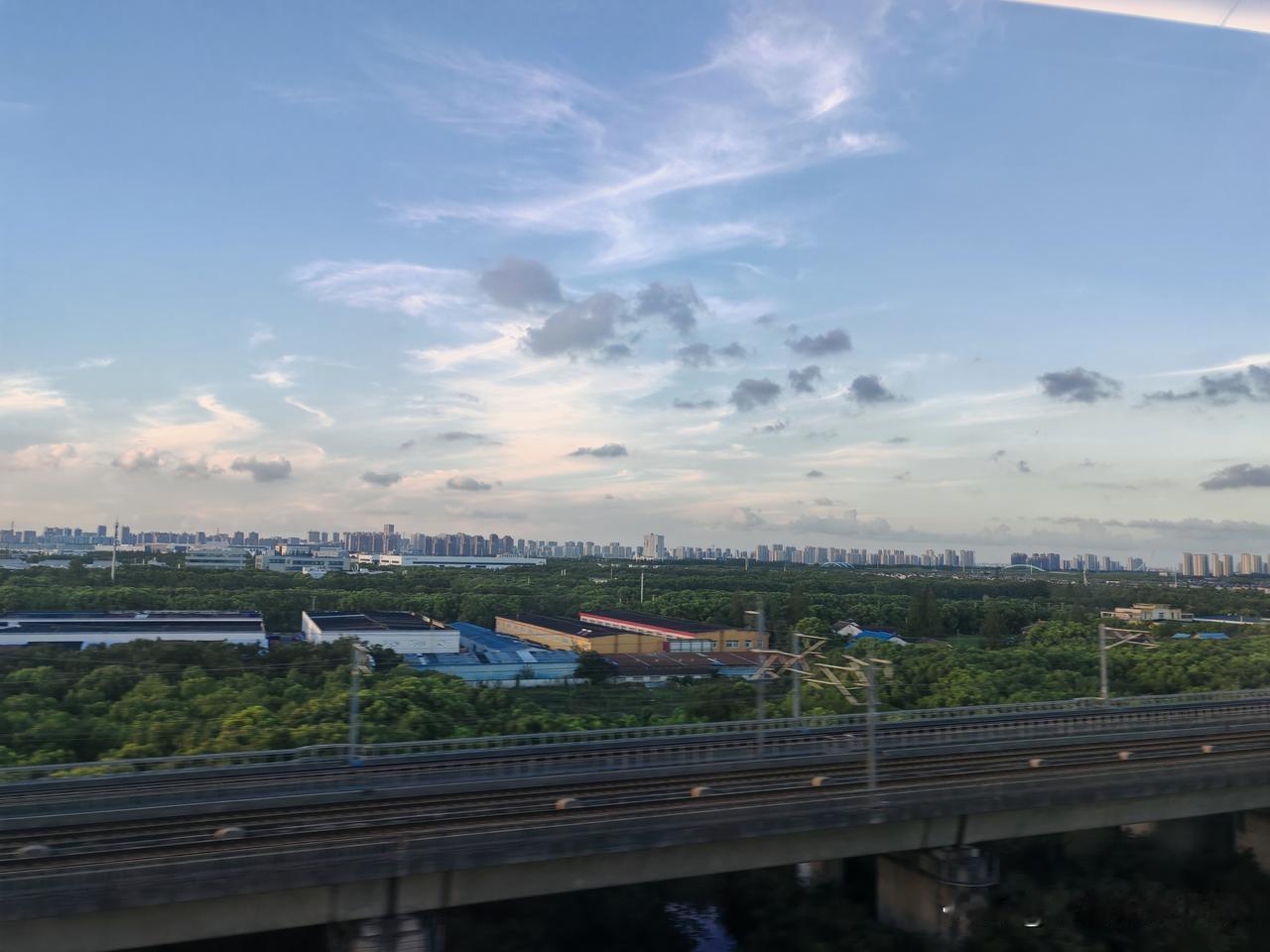 上传一张你手机里天空的照片吧这是坐火车从上海离开时拍的一张，眼尖的网友能认出这是