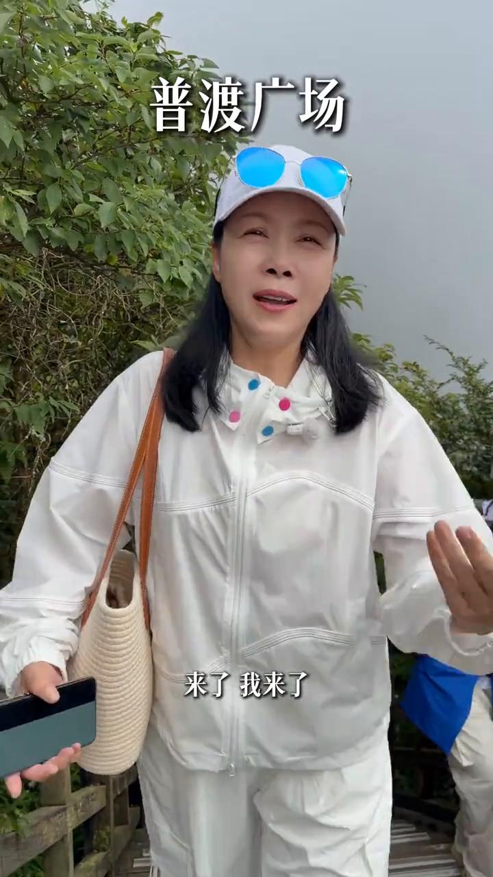 八十九度是坡，九十度才是梵净山。瞧瞧这个，没人疼就去爬山，爬完全身都疼。我听说爬