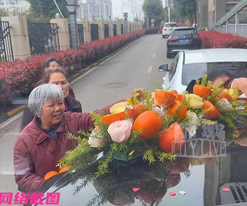 安徽淮南有新人结婚，在婚车上还准备布置一些橙子和鲜花配套的装饰，但没有遇到在转眼
