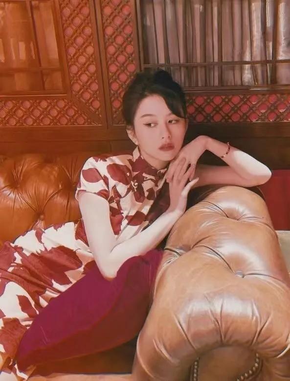 被邱淑贞女儿沈月给惊艳到了吗？
这旗袍一穿，颇有几分妈妈年轻时的韵味！