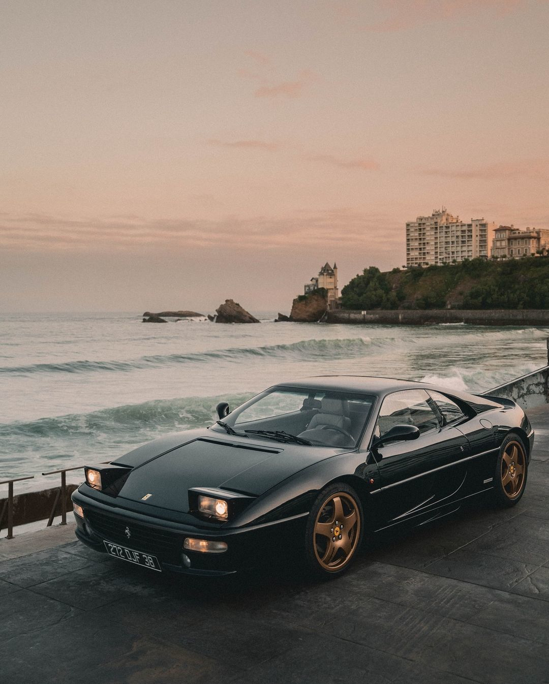 绝美的黑金 Ferrari F355夕阳余晖洒在车身上，勾勒出流畅的车身线条，翻