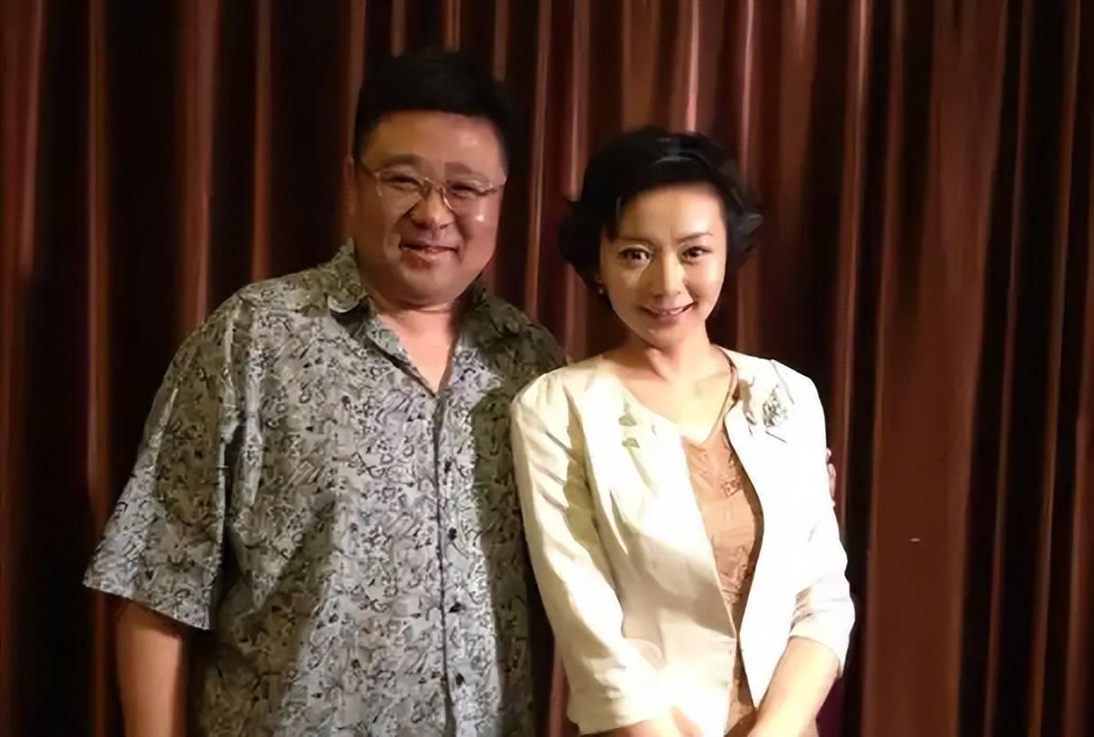 梁冠华的精彩婚姻生活？
 
梁冠华和妻子唐烨同是北京人艺的同仁，这段婚姻是圈内少