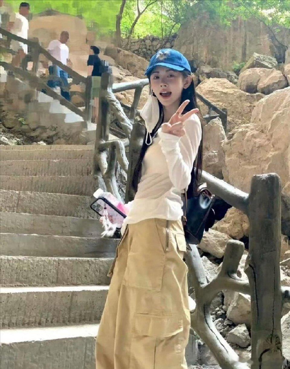 虽然但是，这张鞠婧祎的面部状态怎么怪怪的啊[允悲][允悲][允悲]是在恢复期嘛？