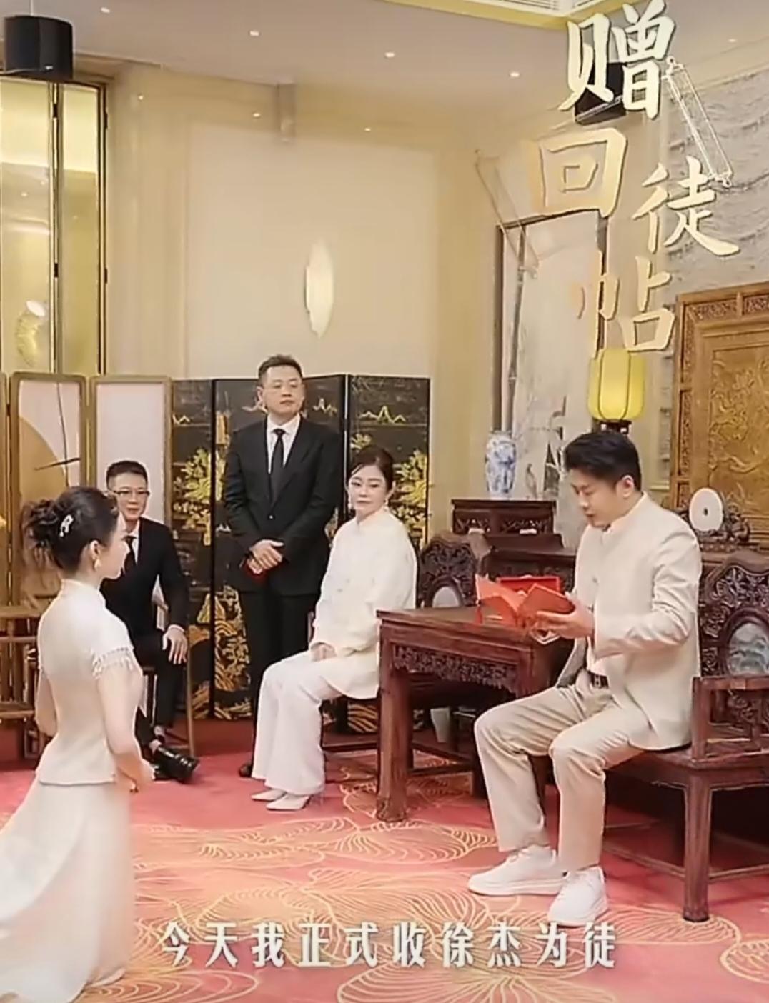 五次退网又复出！辛巴高调收徒，仪式感满满引热议。

说要退网的辛巴，这次又杀回来