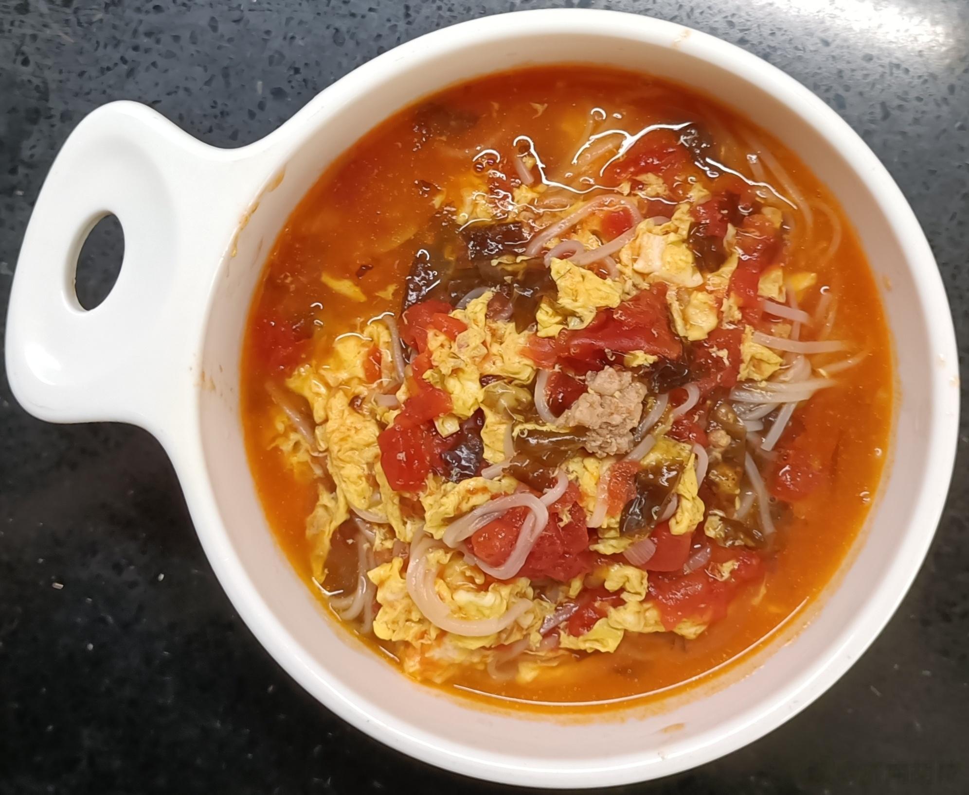 #糖糖的饭饭##科学育儿营养护航# 昨天午餐：番茄肉末紫菜鸡蛋面；晚餐：紫玉米，