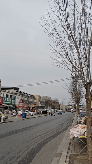 这个是“运20”吗？
这个飞机看起来可真大啊！
军用运输机以前我们全靠进口，而现