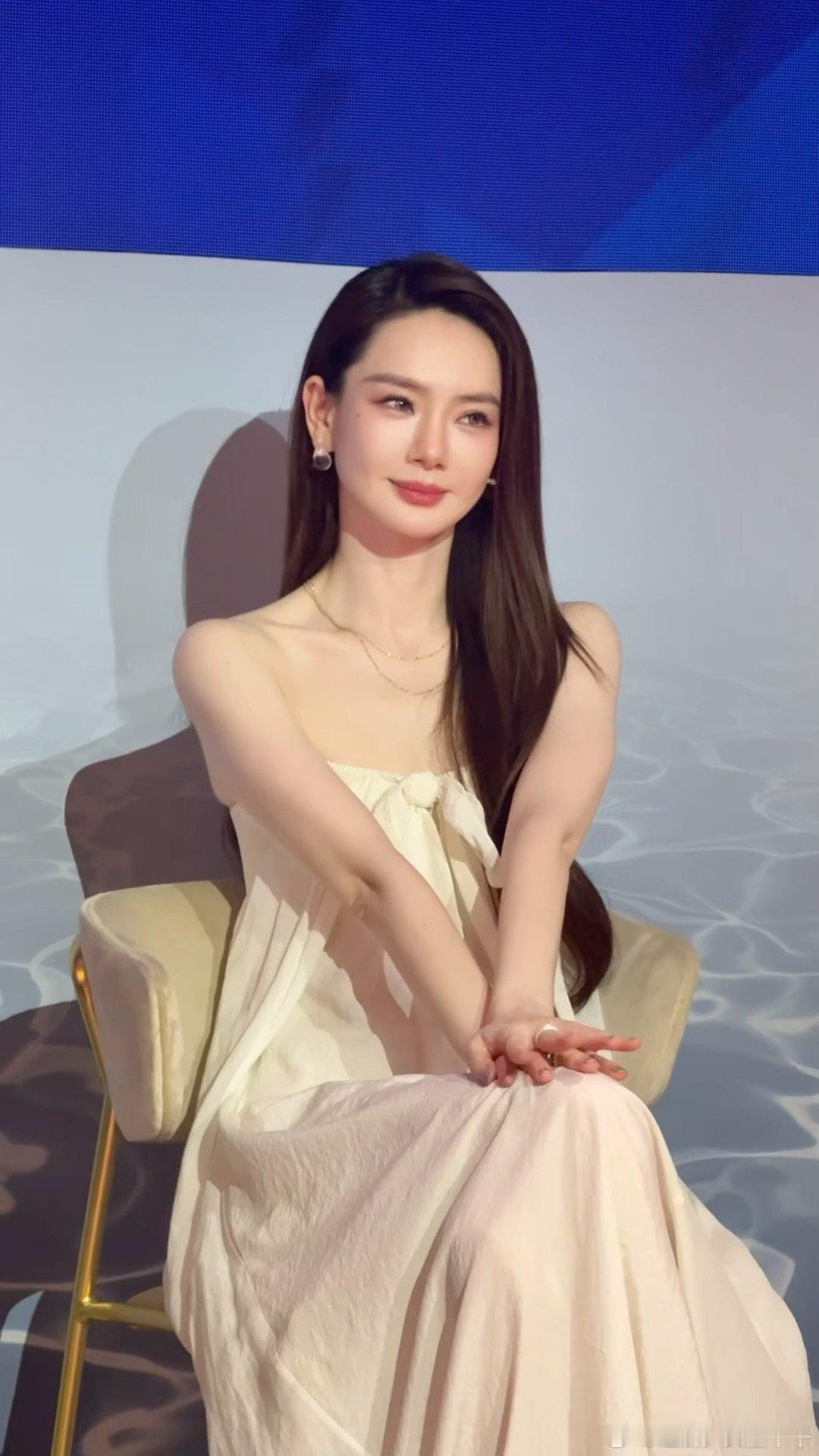 戚薇白裙生视频戚薇抹胸白裙谁的白月光回来了看完这段生视频被戚薇美到，抹胸白裙轻盈