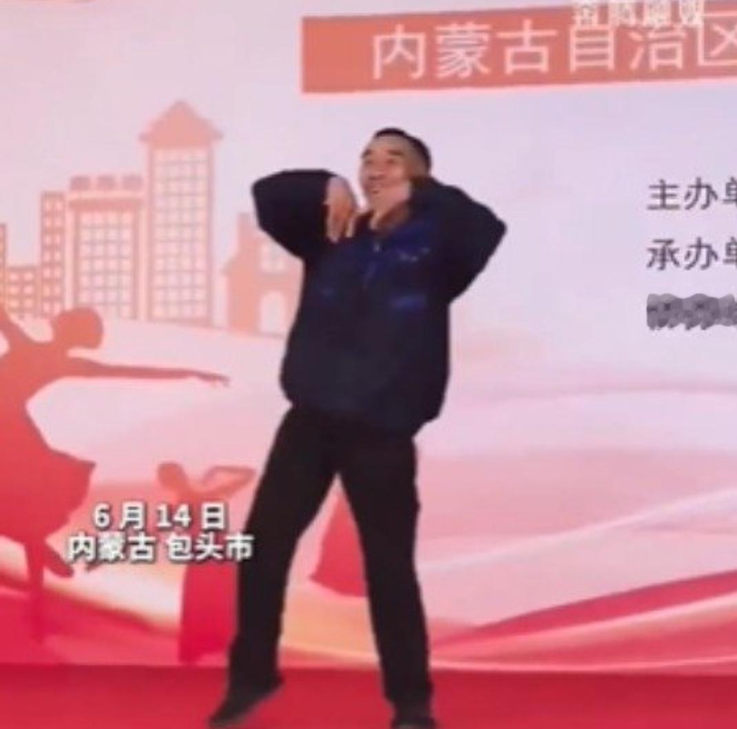 包头保洁大叔跳鸿雁惊艳全场
 
平凡的身份也藏不住滚烫的热爱！内蒙古包头的保洁大