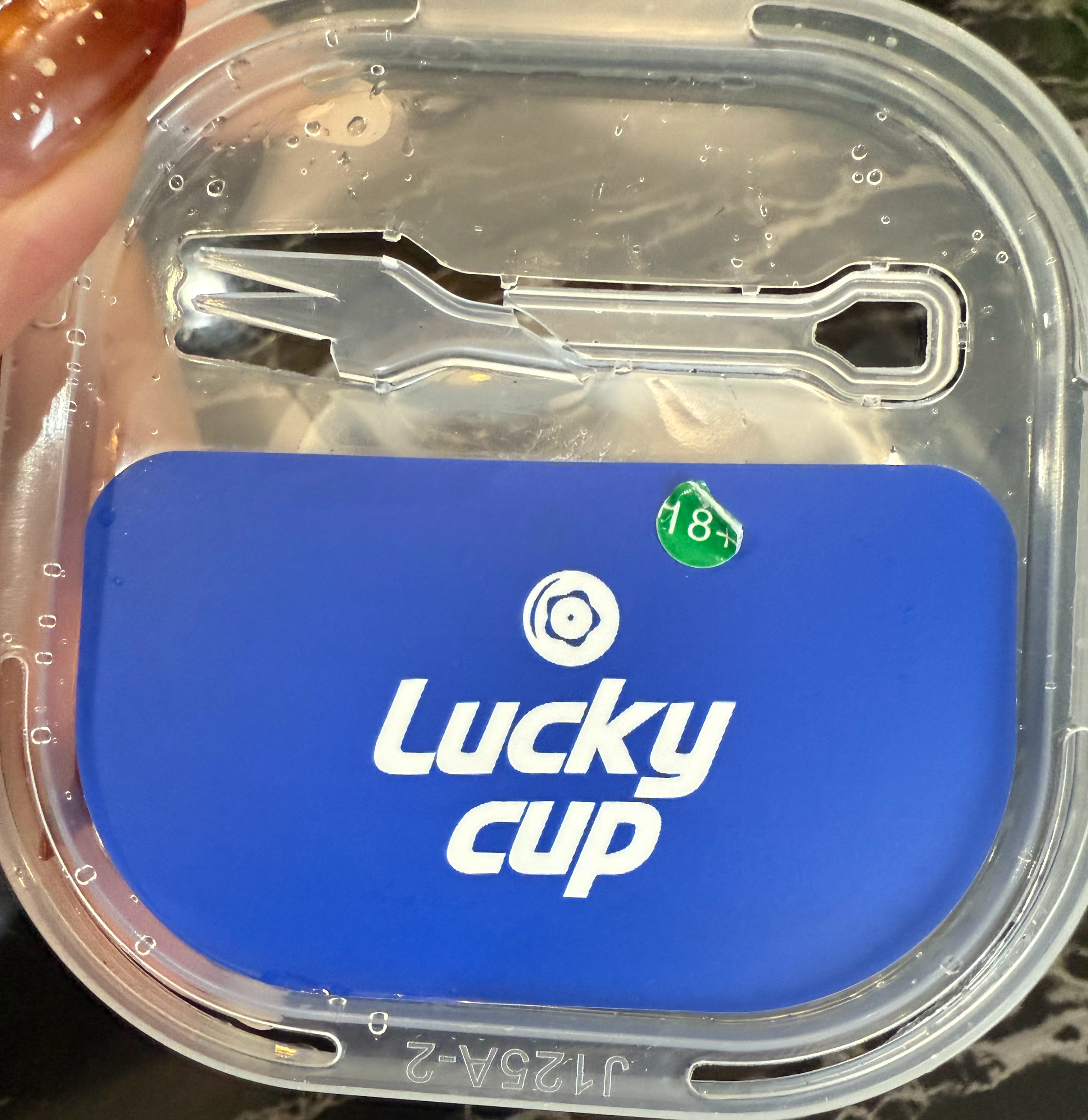 哪个沙杯设计的这个蓝莓盒子，一大早为了抠这个叉子就很想骂人，一点也不lucky。