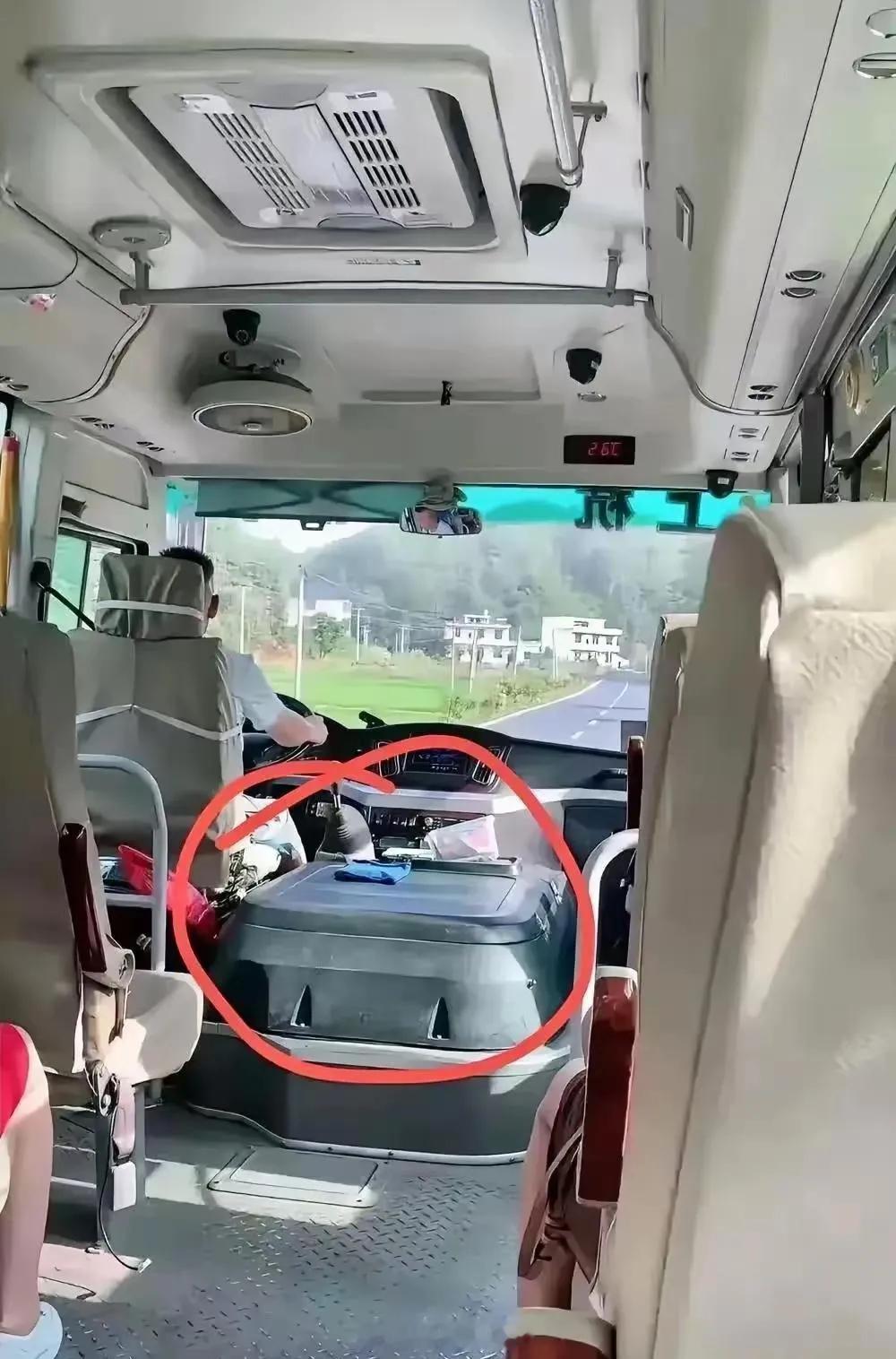 00后没见过这种客车吧，一坐到这个位置，就说明马上到家了 ​​​