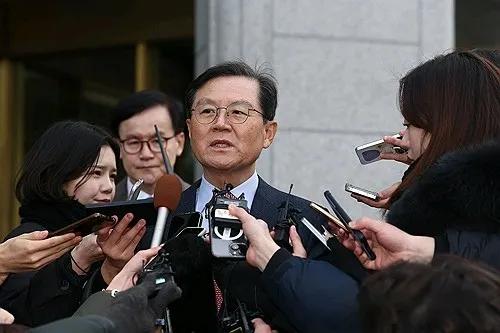 “检察官总统”尹锡悦，涉案的专职新闻发言人尹甲根表示：申请逮捕令违法。
因公调处