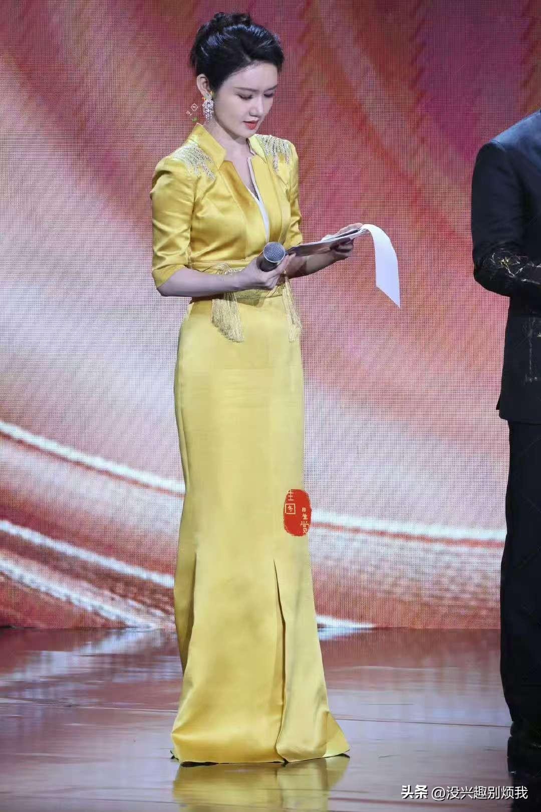 央视一姐龙洋主持电视剧盛典内场，生图直出的美貌，明媚端庄大气