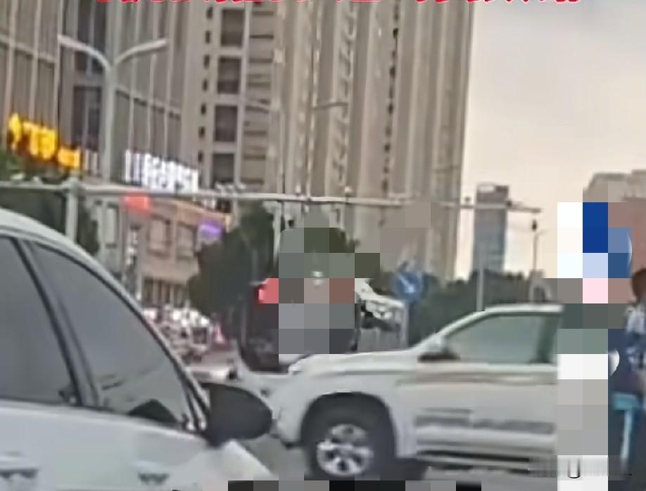 近日，山东荷泽一路口红绿灯突发故障，一名身穿校服的少年站了出来，主动在那儿疏导交