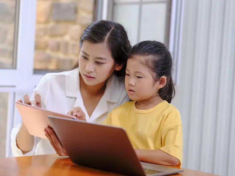 教育孩子究竟该严厉还是宽容，这着实是个令人纠结的难题。若一味严厉，就如邻居家的小