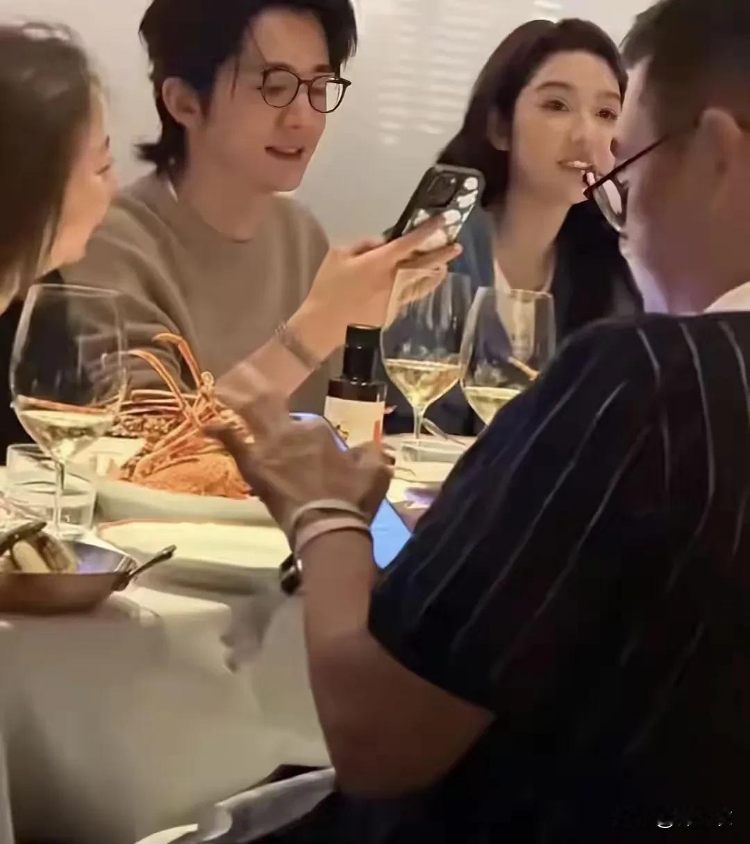 王玉雯和张新成不是发小，因为真正跟她老呆在一起的是她的同班同学刘昊然。

感觉很