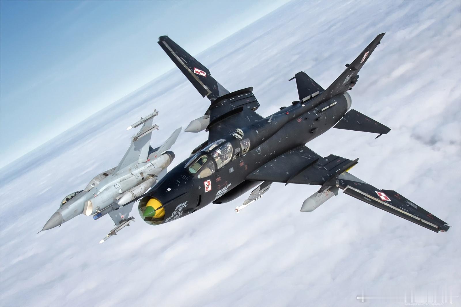 【#兵器欣赏#：#桌面兵器#   波兰空军装备的苏-22与F-16战斗机并驾齐飞