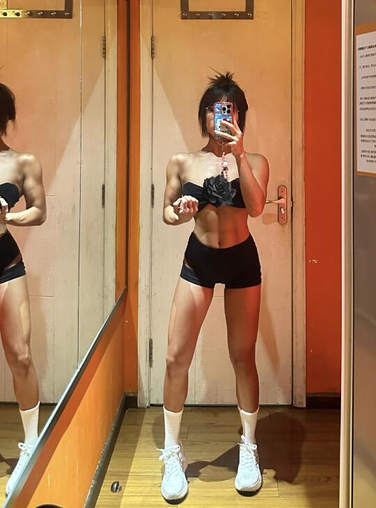 我的审美是：穿衣显瘦脱衣有肉的黑皮女孩