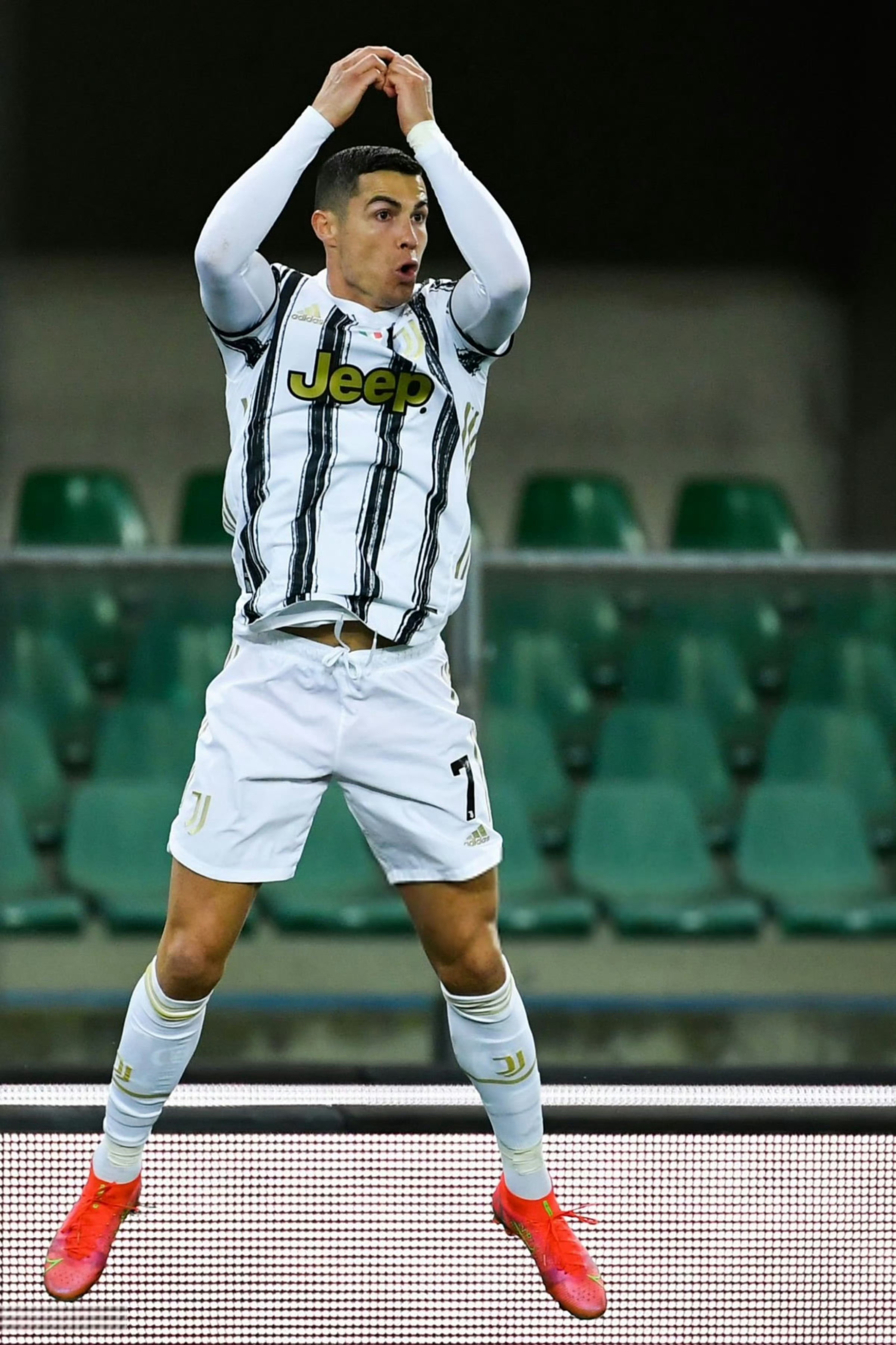 C罗和c罗一起siu到最后历史上的c罗 🚨C罗职业生涯在2月27日数据统计：4