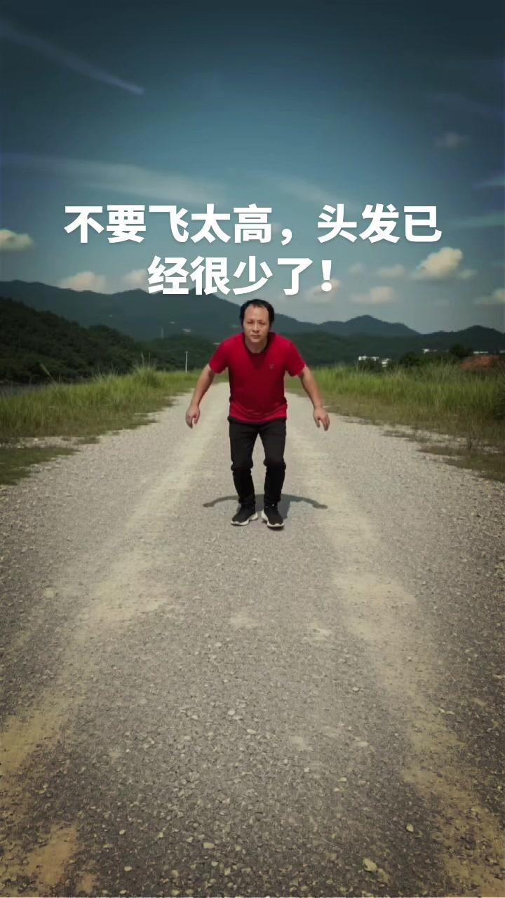 1️⃣搭配小技巧：红摇裤本身就很亮眼，外面搭件简单的白T恤，戴顶棒球帽，既清爽又