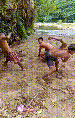 小时候玩泥巴
三哥不一样
长大了照样玩哈哈