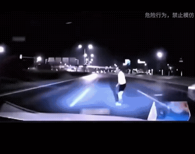 渣土车:“跟我的保险说去吧！”
视频车司机:“哎呦我这嘴！”
百吨王:“废什么话