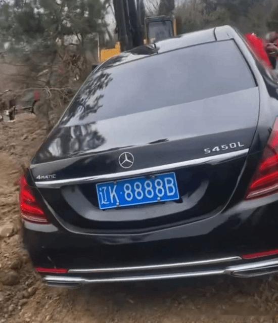 奔驰S被填埋 当事人回应：属祭拜活动 车辆已挖出近日，一段“车牌尾号为8888的