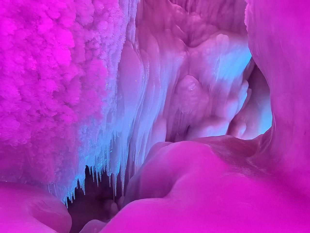 万年冰洞，千古奇观。位于山西宁武的万年冰洞，属石灰岩岩溶洞穴，形成于新生代第四季