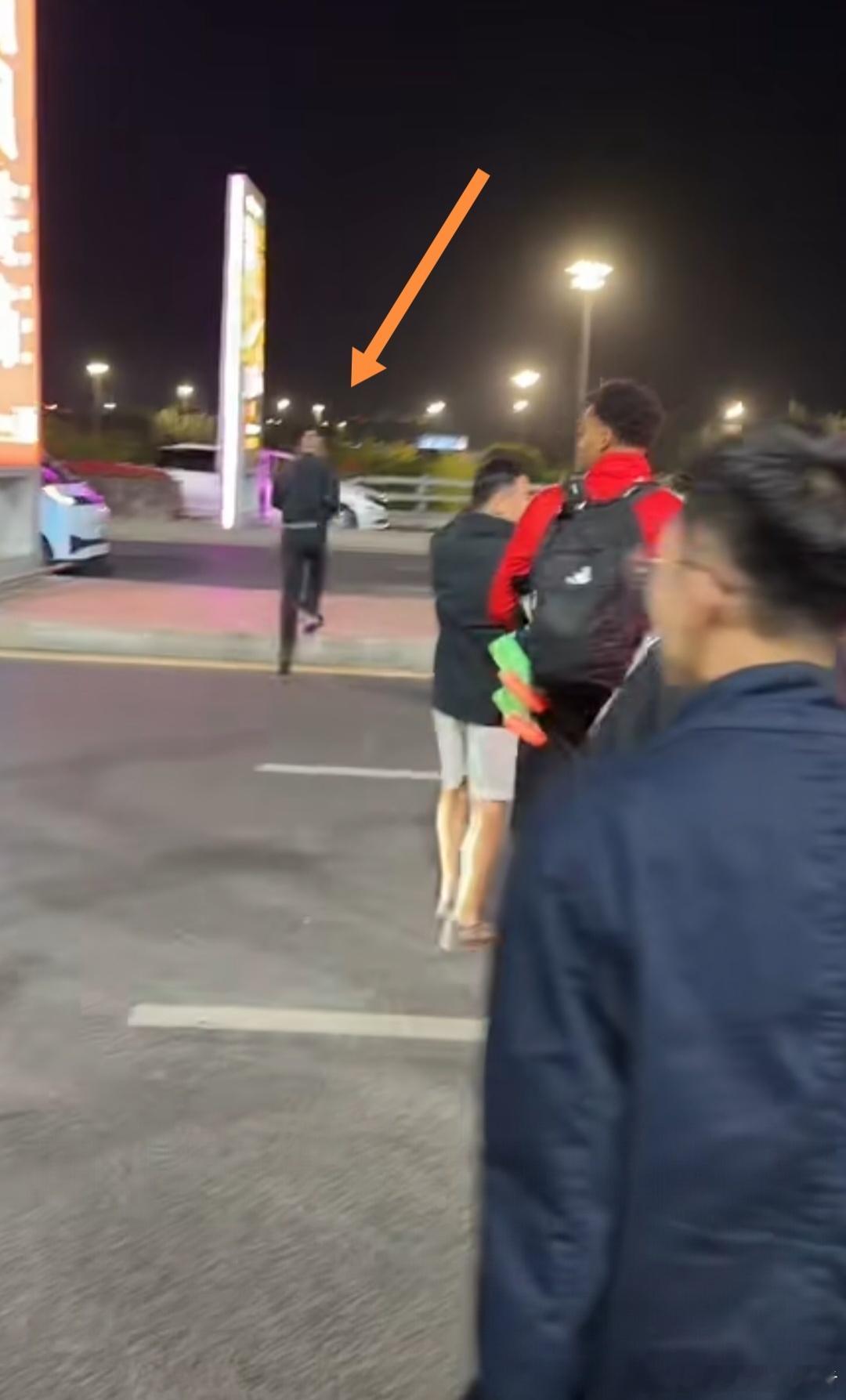 这是爱上嘴的老胡不！ 很多球迷担心他，请大家放心哈，胡哥人挺好的哈[心][赞] 