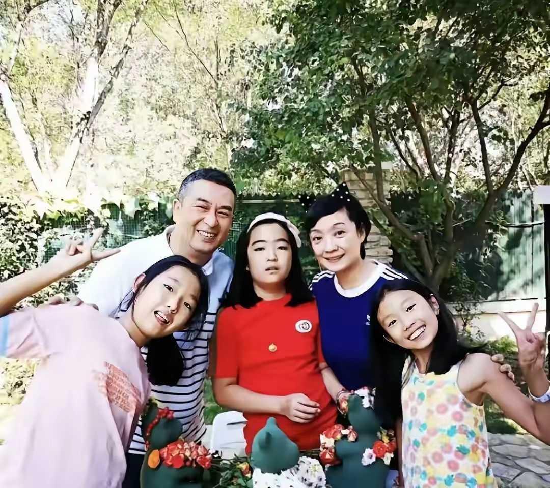 2018年，张嘉译刚拿了白玉兰视帝，照片还在热搜上挂着。
晚上有路人拍到他蹲在饭