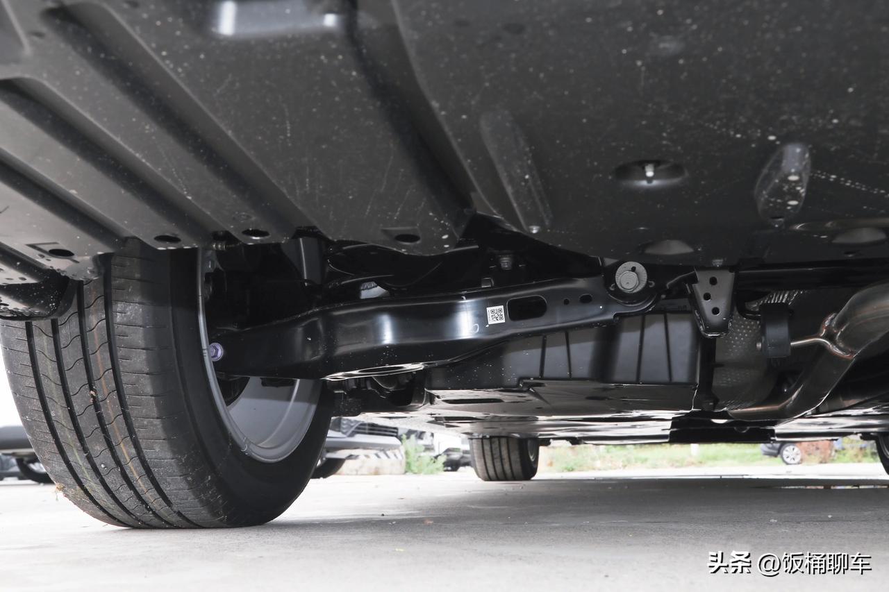 宁可选择独立悬架也不要选择扭力梁悬架。
独立悬架舒适性好，扭力梁耐用。

但是扭