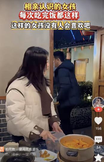 男子和相亲认识的女孩吃饭。每次吃完，女孩都要打包，男子看不过眼，满脸的嫌弃说，你