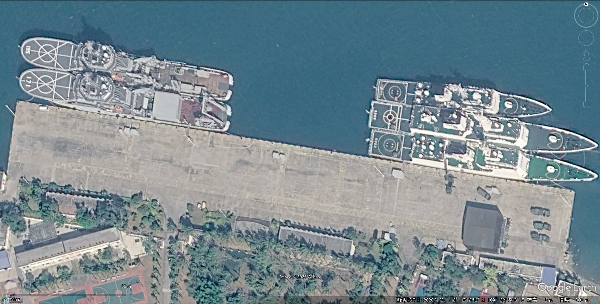 南拖171在船尾加装了门型吊，后甲板还新设一个大型方舱（图左）。此外，图右可见三