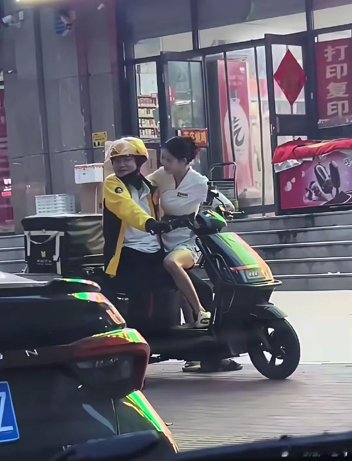 送外卖，收入可观且自由随心。穿梭街巷，无拘无束，既能努力打拼挣得丰厚报酬，又能自