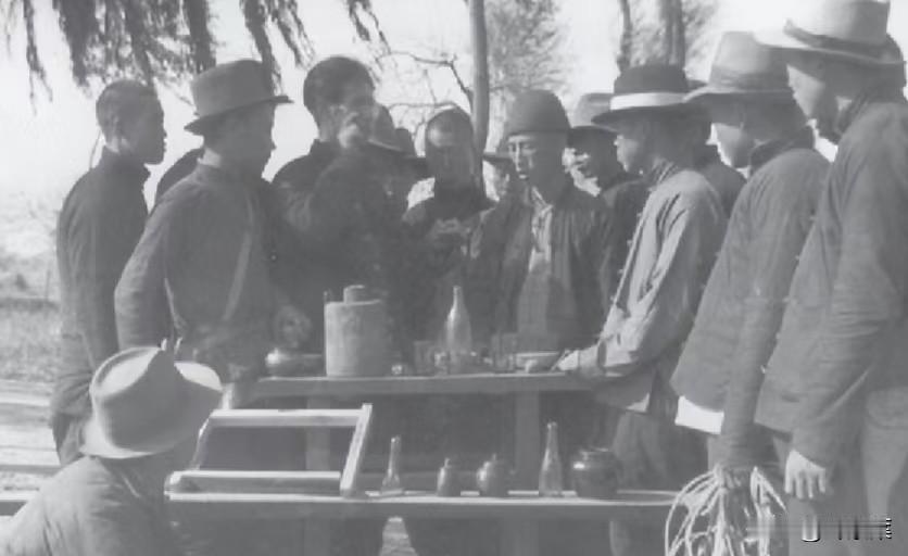 1942年，地下党员赵兴兰被捕。一个伪军给他送饭时，突然敲了敲碗底，还说要救他出