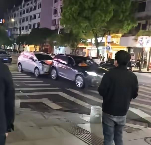 衢州路虎街头疯狂撞车，漠视安全必受严惩
浙江衢州柯城区惊现恶劣驾车冲撞事件，黑色