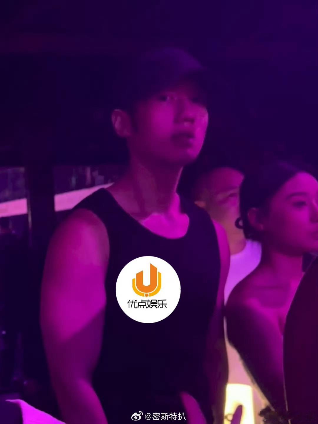 不…这能是一个人吗？？金莎男友牵手神秘美女泡吧 ​​​