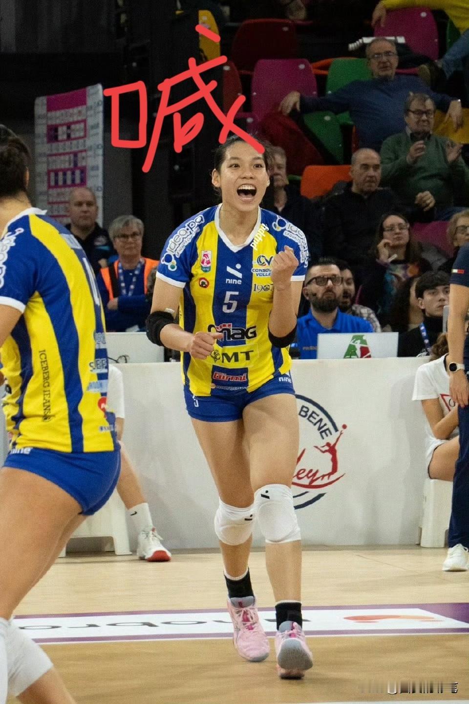 就爱看庄宇珊意甲的比赛[加油]
瞧，对阵斯坎迪奇女排，她表现很好。她每拿一分，都